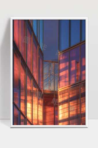 现代玻璃建筑夕阳余晖映照光影交织美景
