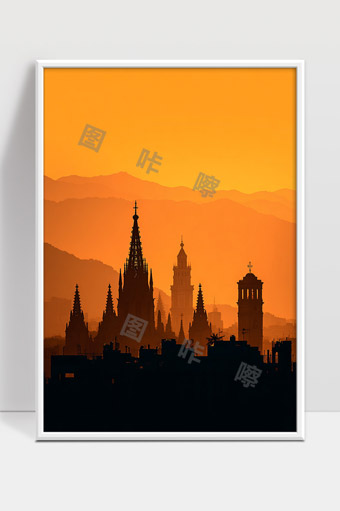夕阳映照下的城市建筑剪影与远山风光
