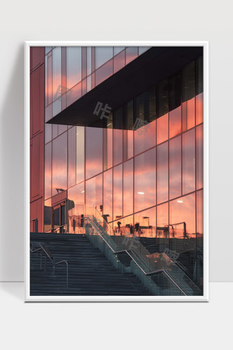 现代玻璃幕墙建筑夕阳余晖下的都市景象