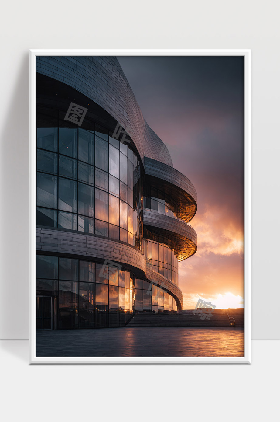 现代建筑玻璃幕墙映照夕阳美景城市风光