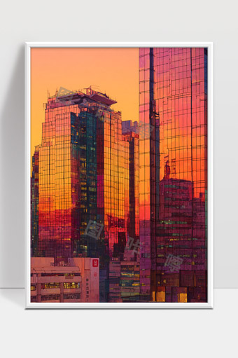 落日余晖映照现代城市高楼玻璃幕墙