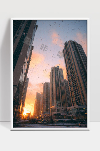 夕阳映照下高楼林立的都市风貌